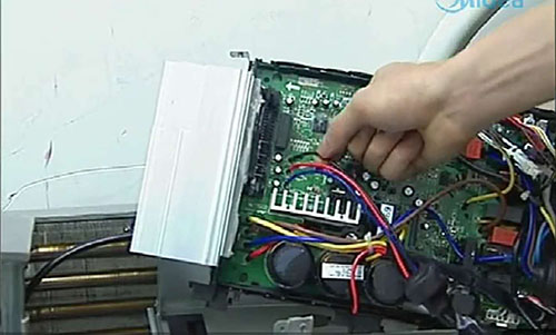 港口美的空调电话是多少